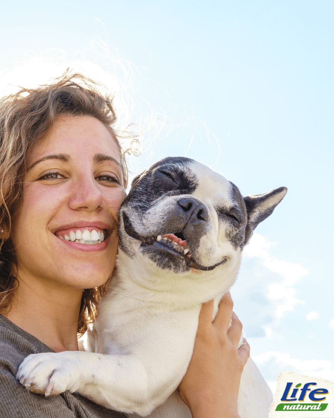 5 consigli per educare il cane - donna felice con cane educato e allegro